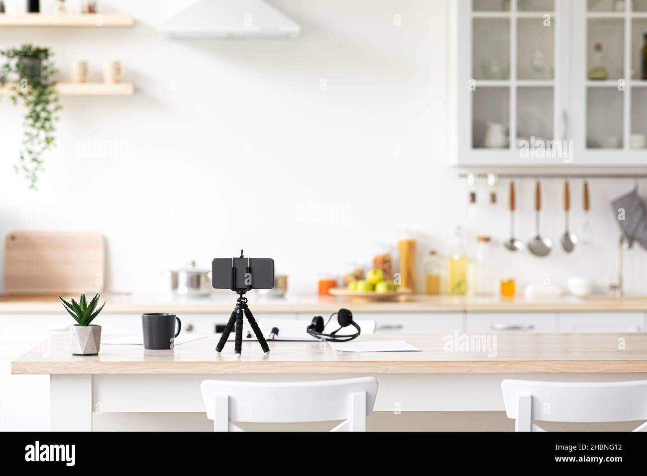 Ambiente di lavoro, tecnologia per il lavoro a casa in interni minimalisti della cucina, nessuno Foto Stock