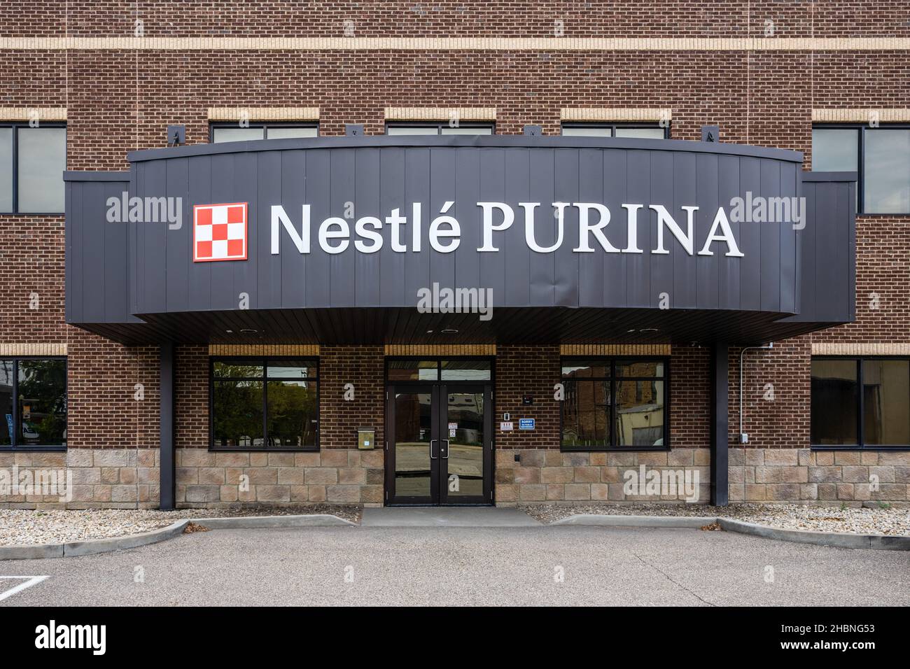 Zanesville, OH - 8 settembre 2021: Nestle Purina PET Care Company produce alimenti per animali domestici di alta qualità e nutrienti. Foto Stock