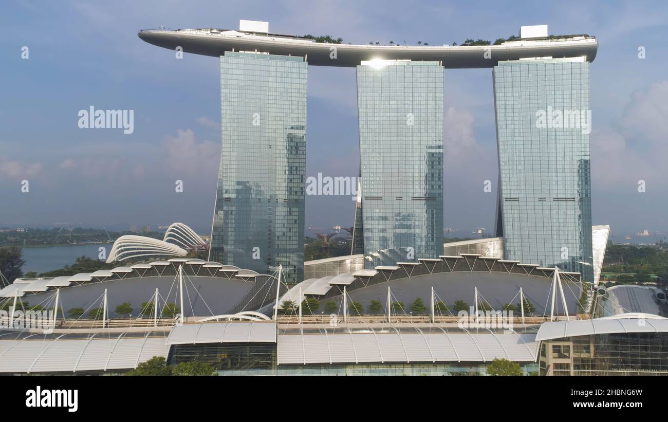 Primo piano per Marina Bay Sands, Singapore e il meraviglioso paesaggio urbano in giornata di sole. Tre torri del Marina Bay Sands Ressort contro un cielo nuvoloso. Foto Stock