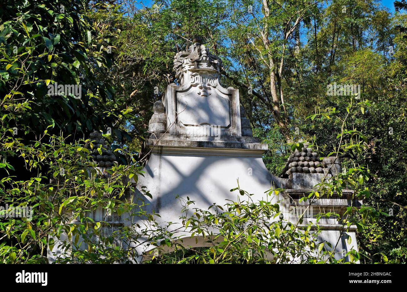 Antico portico nel mezzo della foresta pluviale tropicale, Rio de Janeiro, Brasile Foto Stock