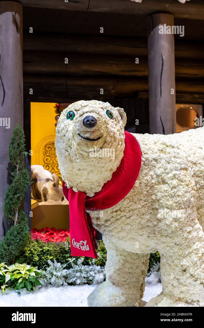 Las Vegas, NV - 12 dicembre 2021: L'orso polare Coca Cola fa parte della mostra invernale "Hopeful Holidays" al Conservatorio Bellagio e al Gar Botanico Foto Stock