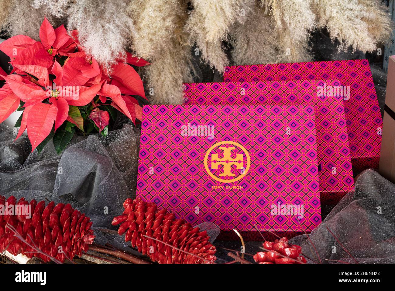 Las Vegas, NV - 15 dicembre 2021: Le scatole sotto l'albero di Natale hanno un motivo geometrico colorato e il doppio logo T di Tory Burch. Foto Stock