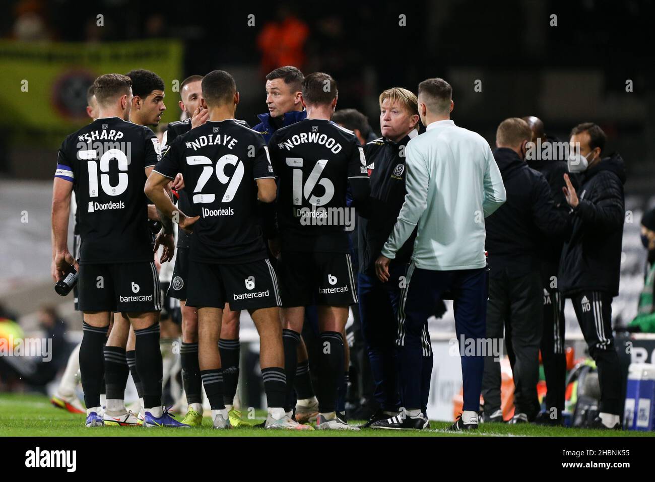 Paul Heckingbottom manager di Sheffield United fornisce istruzioni durante una pausa di gioco Foto Stock