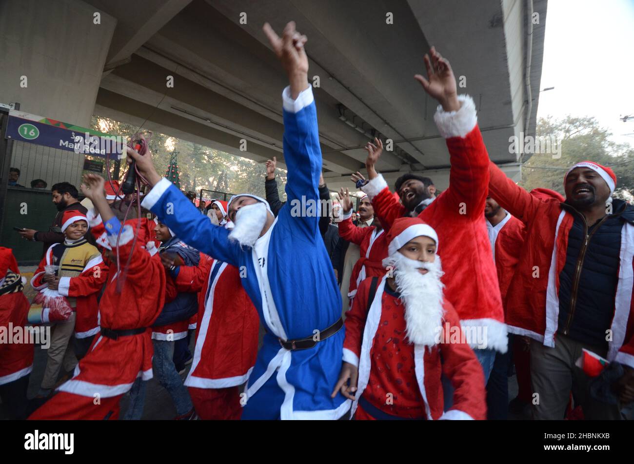 Peshawar, Peshawar, Pakistan. 20th Dic 2021. I membri della minoranza cristiana pakistana vestita come clausole di Santa prendono parte ad un raduno pre-Natale su una strada a Peshawar. Il Pakistan è un paese musulmano a maggioranza sunnita con quattro milioni di cristiani su una popolazione totale di circa 200 milioni di abitanti. (Credit Image: © Hussain Ali/Pacific Press via ZUMA Press Wire) Foto Stock