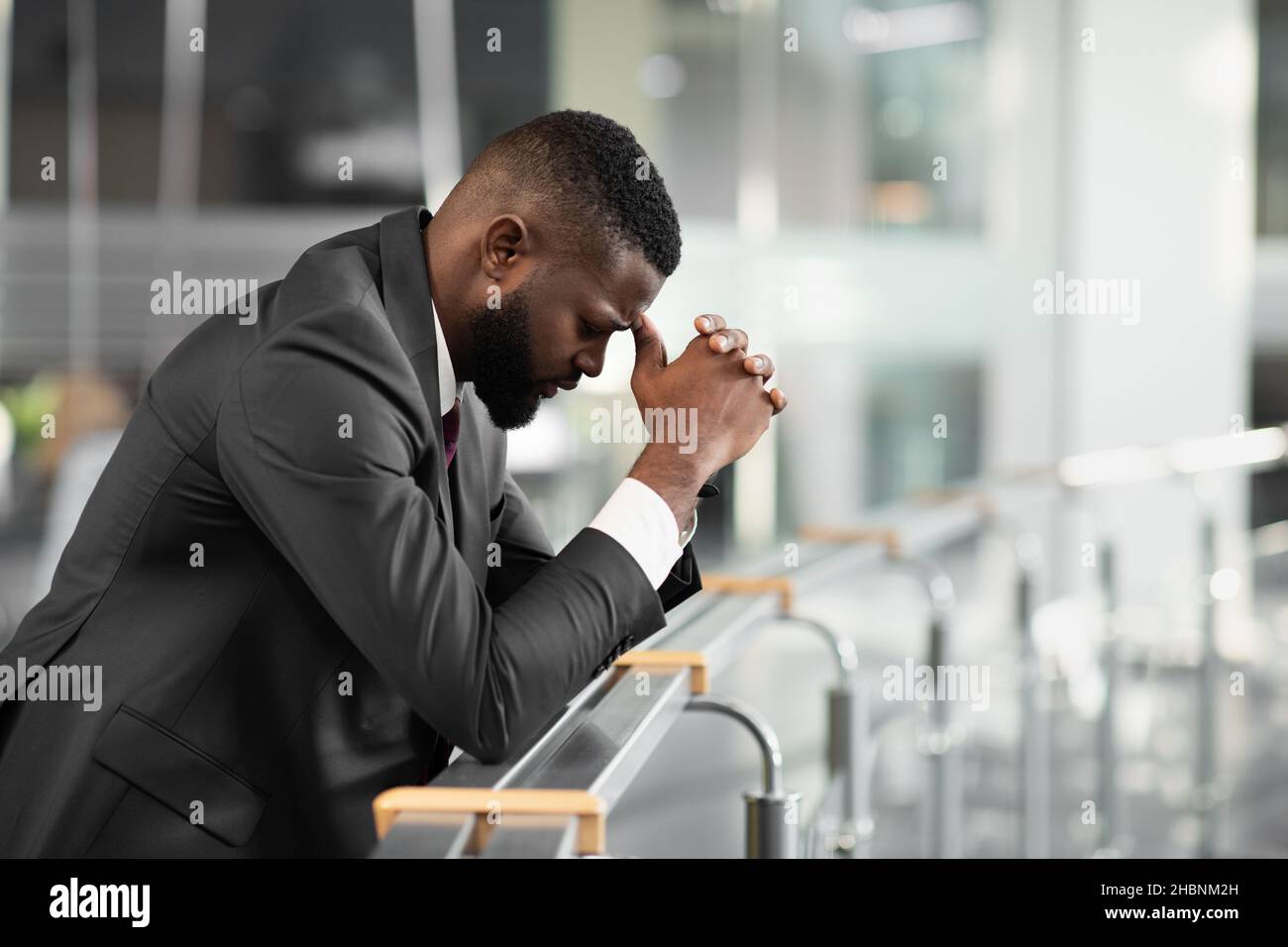 Sopraffatti uomo d'affari nero sensazione giù dopo riunione di affari Foto Stock