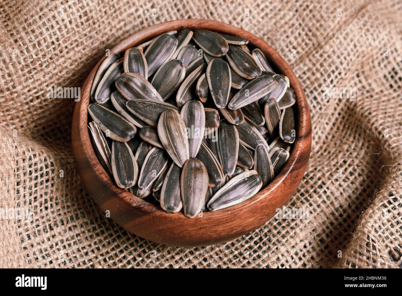 Semi di girasole arrostiti in una ciotola di bambù marrone. Si mangia come  noci in Turchia Foto stock - Alamy