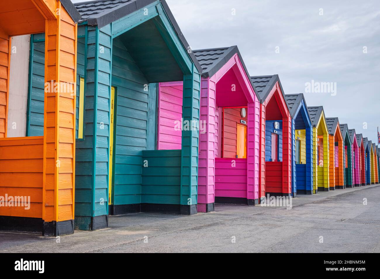 Colorate capanne sulla spiaggia a Saltburn-by-the-Sea Foto Stock