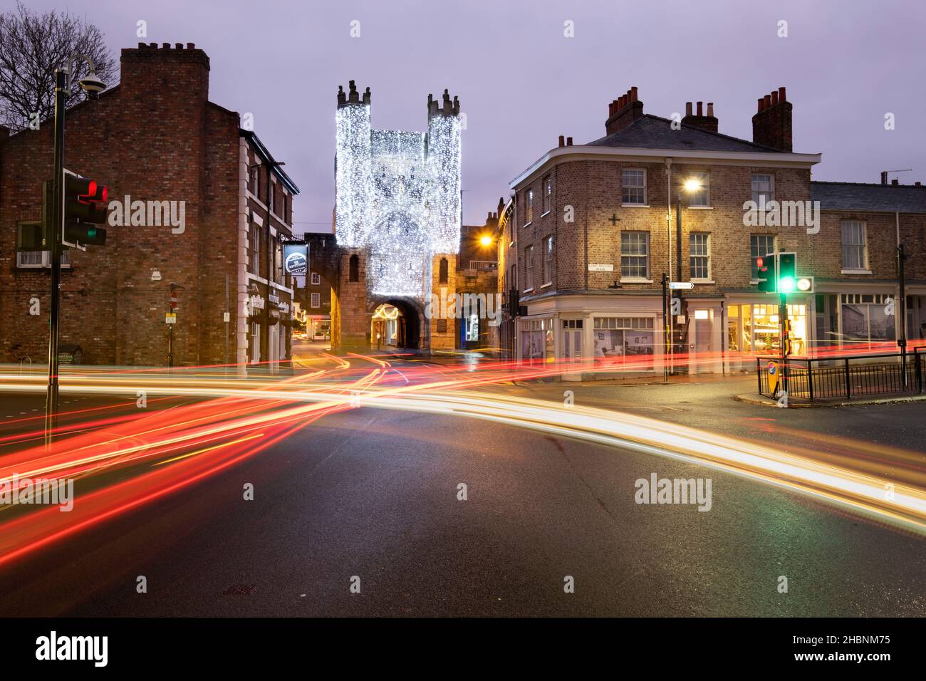 Semafori e luci natalizie su Monkbar, York, Yorkshire Foto Stock