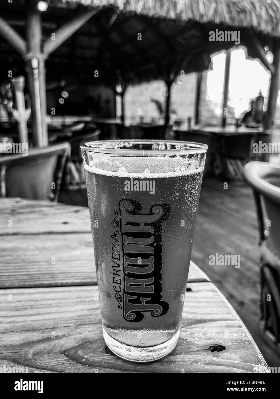 Vetro con birra artigianale Fauna su tavola di legno in Plaza Londres il 20 luglio 2020 a Hermosillo, Messico. (Foto di Luis Gutierrez / Norte Photo) vaso cristal con cerveza artesanal Fauna sobre mesa de madera en la Plaza Londres el 20 de julio, 2020 en Hermosillo, Messico. (Foto di Luis Gutierrez/ Norte Photo) Foto Stock
