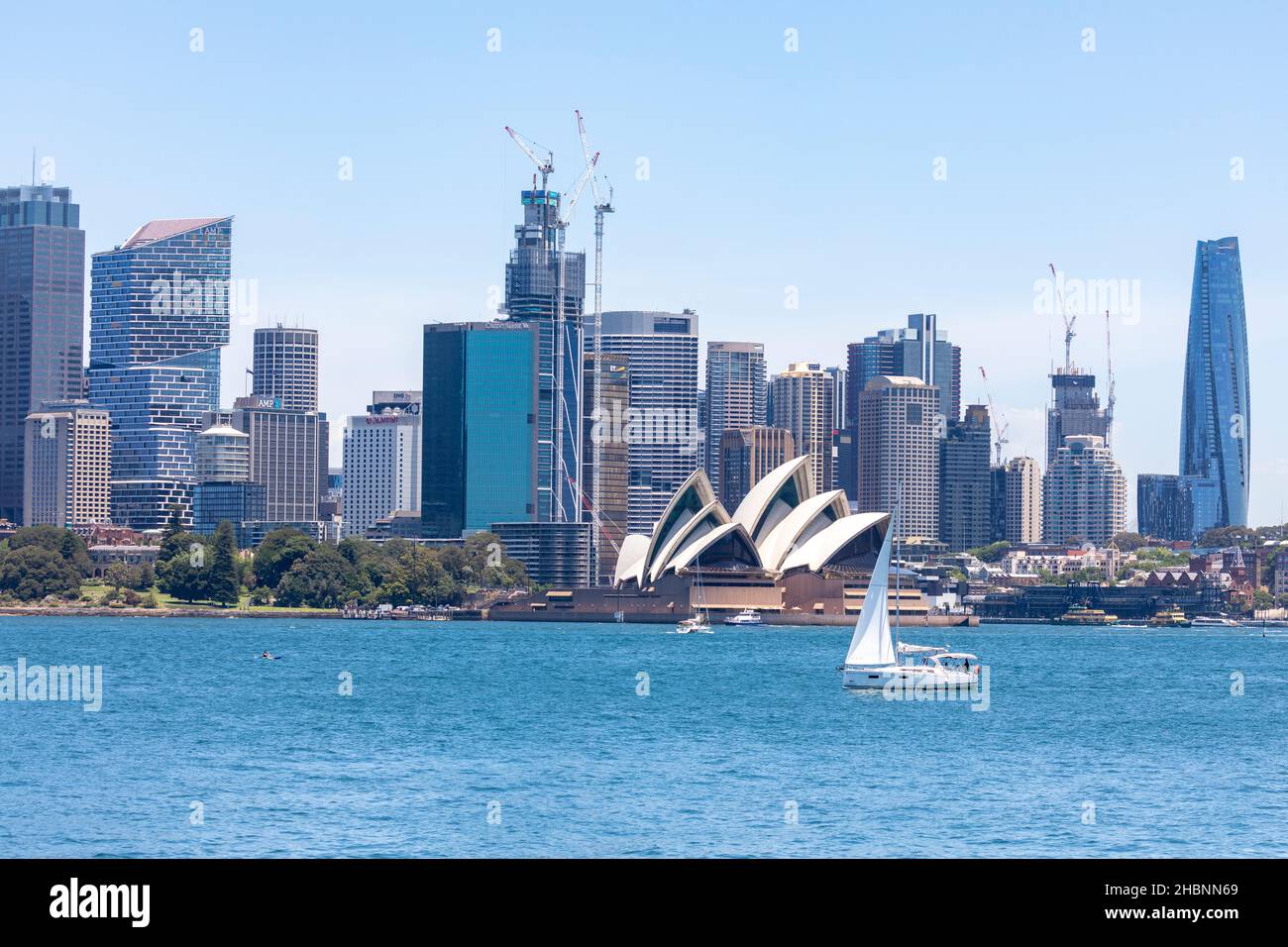Il porto di Sydney e il paesaggio urbano di Sydney sono visti da Cremorne Point, yacht a vela e teatro lirico di Sydney, estate, Australia Foto Stock
