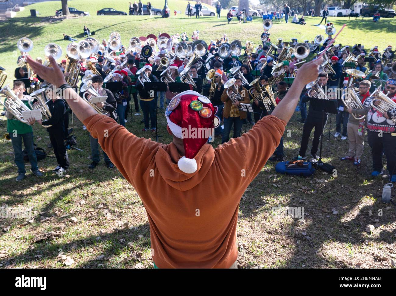 Austin, Stati Uniti. 20th Dic 2021. Musicisti di tutte le età si riuniscono al Campidoglio del Texas suonando i favoriti di Natale in un tradizionale concerto di Natale di Tuba. Il TUBACHRSTMAS a livello nazionale è iniziato nel 1974 al Rockefeller Center di New York City. Credit: Bob Daemmrich/Alamy Live News Foto Stock