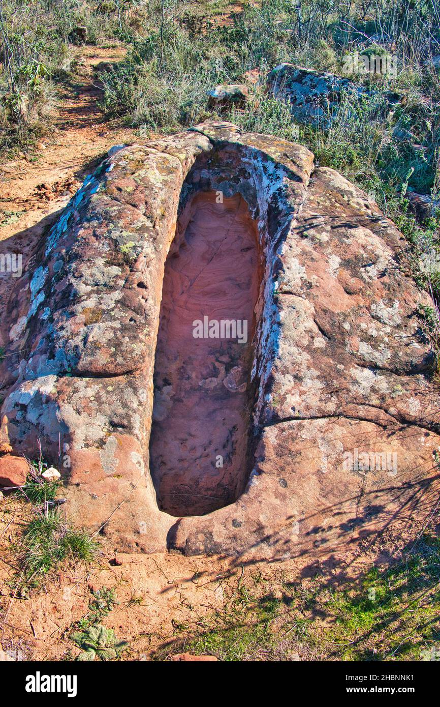 Tomba del Medioevo, scolpito in arenaria coperta di lichen, vicino al villaggio di vale Fuzeiros, Algarve, Portogallo Foto Stock