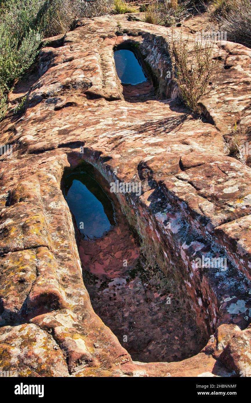 Tombe dell'Alto Medioevo, scolpite in arenaria coperta di lichen, vicino al villaggio di vale Fuzeiros, Algarve, Portogallo Foto Stock