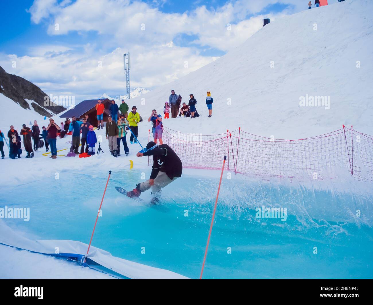 Russia, Sochi 11.05.2019. Il ragazzo corre fresco sull'acqua ed è fotografato dal pubblico. Gara di snowboard sull'acqua nel Poly Krasnaya Foto Stock