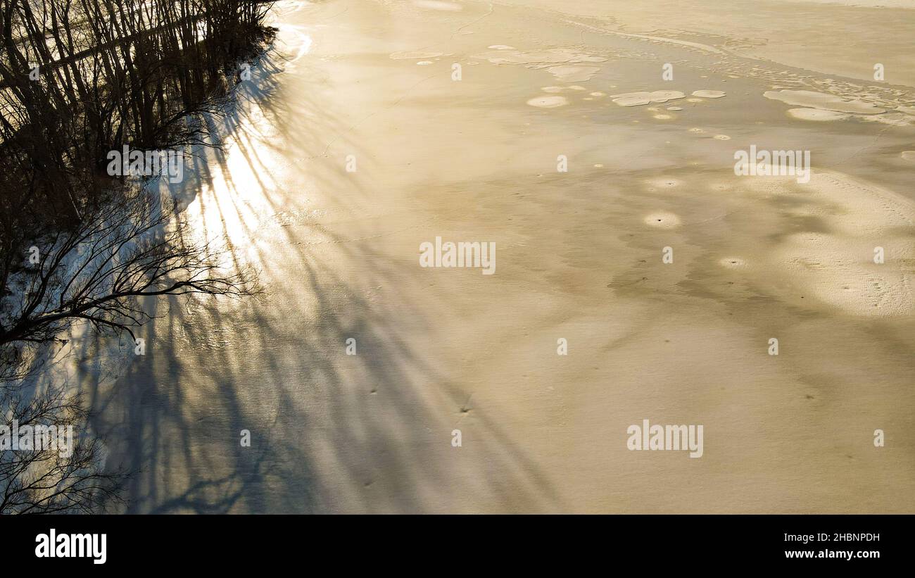 Il caldo sole illumina il lago ghiacciato Foto Stock