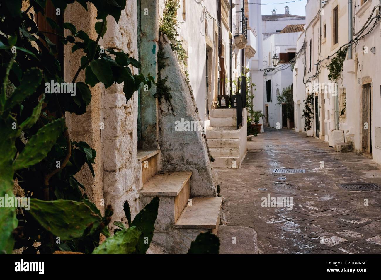 Puglia, Italia - vicolo nel centro storico di Ostuni,(Bari) Puglia, Italia meridionale Foto Stock