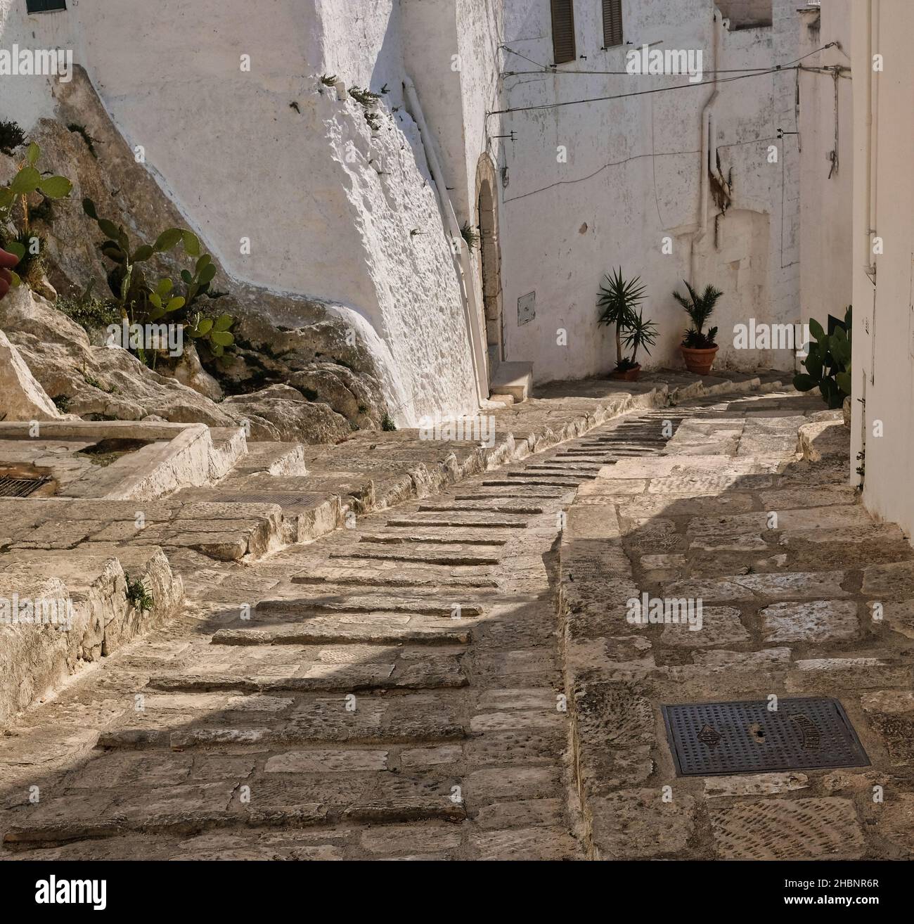 Puglia, Italia - vicolo nel centro storico di Ostuni,(Bari) Puglia, Italia meridionale Foto Stock