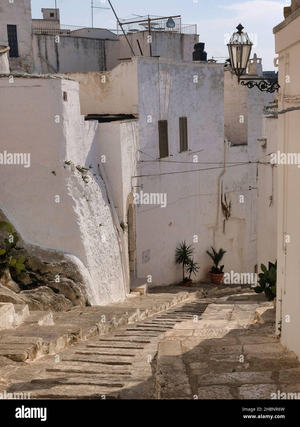 Puglia, Italia - vicolo nel centro storico di Ostuni,(Bari) Puglia, Italia meridionale Foto Stock