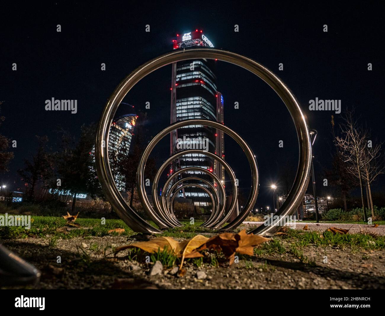 Milano 11/29/2021: Quartiere della vita cittadina di Milano nel periodo natalizio diventa famoso non solo come area finanziaria ma anche per uno dei più popolari negozi Foto Stock