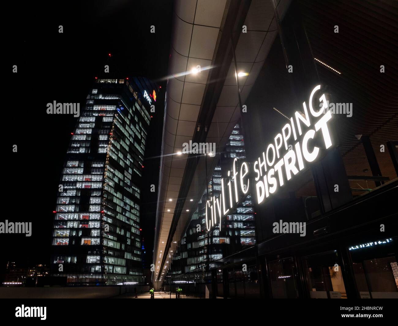 Milano 11/29/2021: Quartiere della vita cittadina di Milano nel periodo natalizio diventa famoso non solo come area finanziaria ma anche per uno dei più popolari negozi Foto Stock