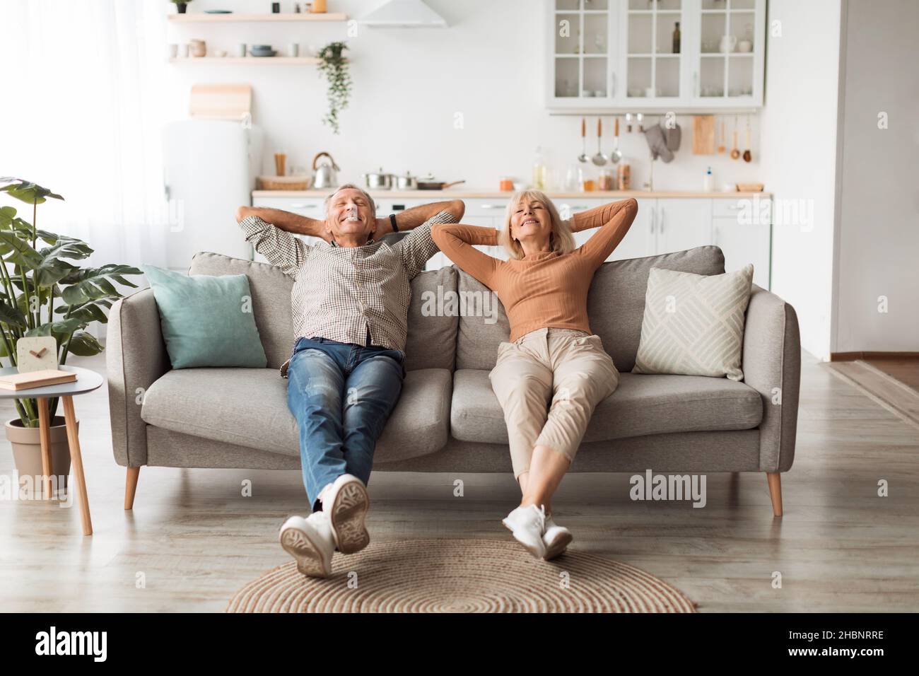 Happy Senior coppia relax seduta sul divano a casa Foto Stock