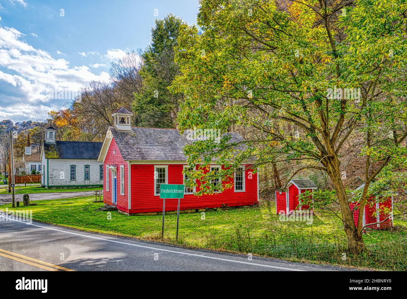 La scuola e la chiesa in legno del 19th secolo a Frederickstown, Ohio. Foto Stock