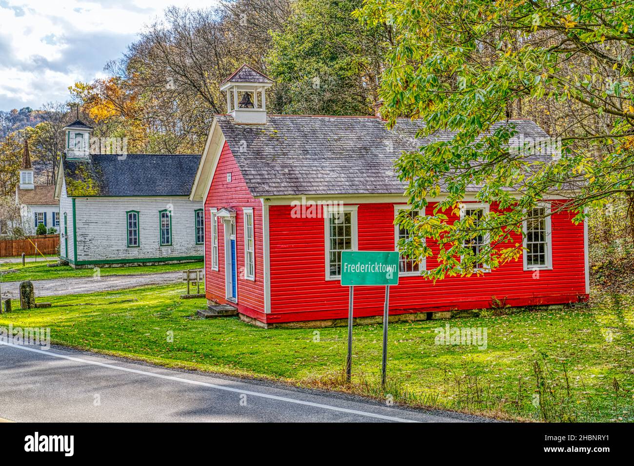 Il 1878 una stanza Schoolhouse No. 8 e la Chiesa episcopale Metodista 1885 a Frederickstown, Ohio. Foto Stock