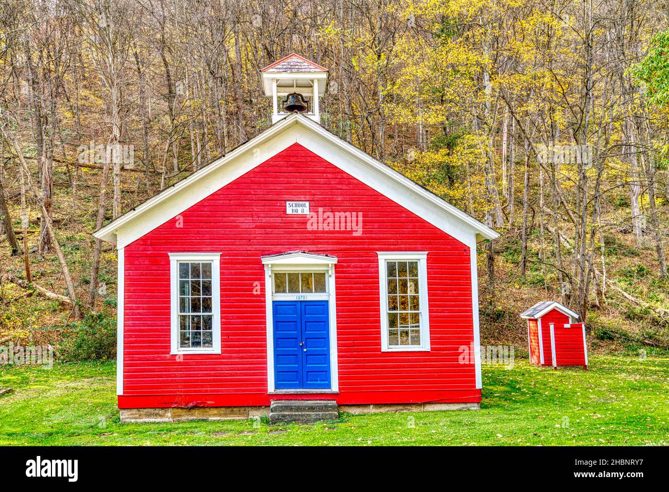 Una scuola di legno a una stanza 19th secolo con outhouse corrispondente a Frederickstown, Ohio. Foto Stock