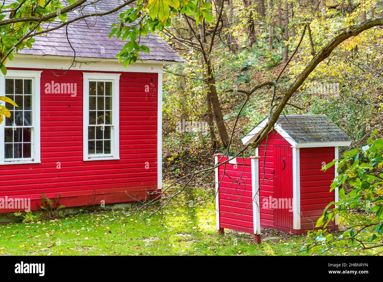 Outhouse corrispondente da 1878 una stanza Schoolhouse No. 8 a Frederickstown, Ohio. Foto Stock