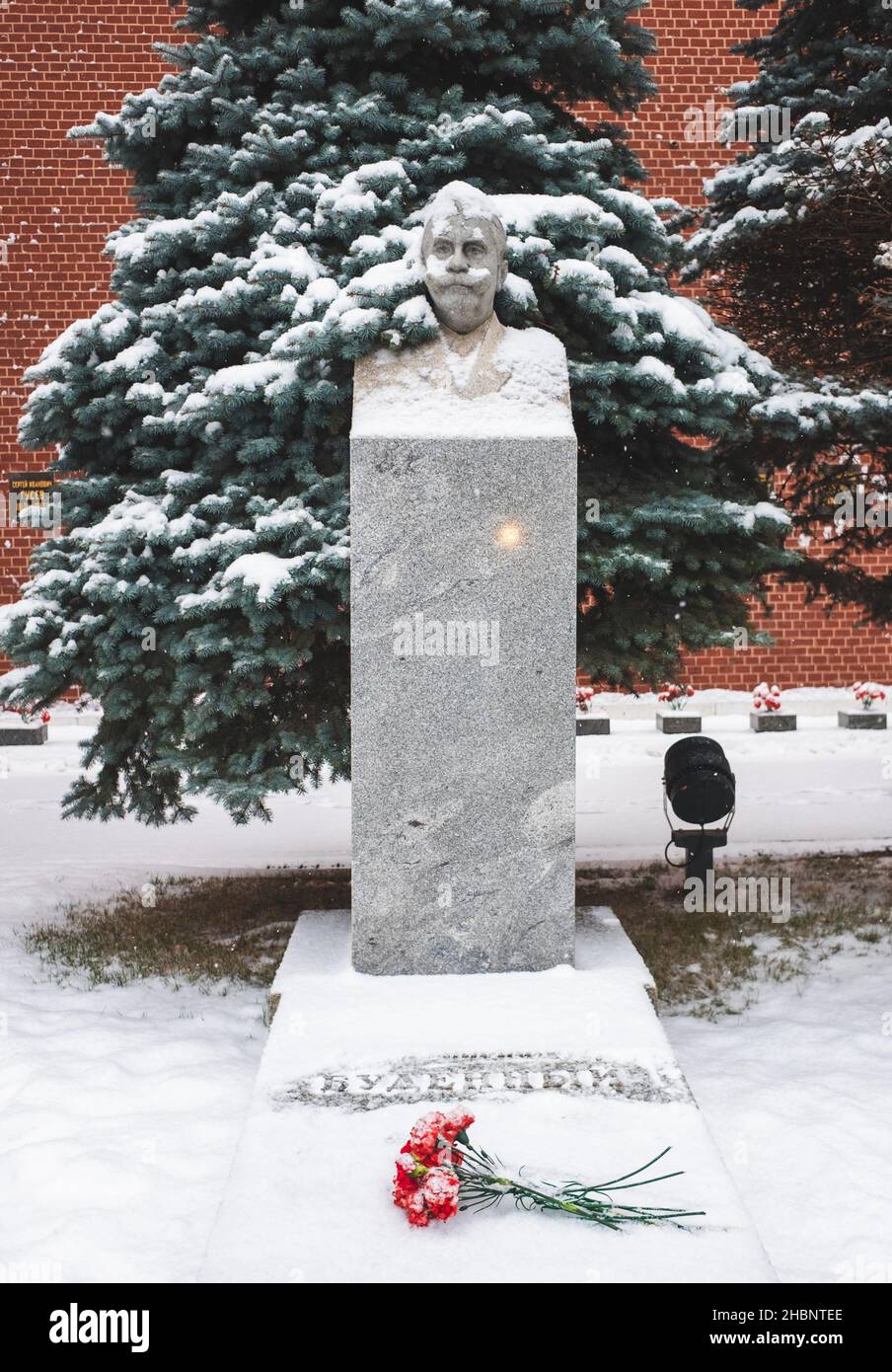 Dicembre 5, 2021. Monumento alla tomba del comandante sovietico, Maresciallo dell'Unione Sovietica Semyon Budyonny nella necropoli vicino al muro del Cremlino su Re Foto Stock