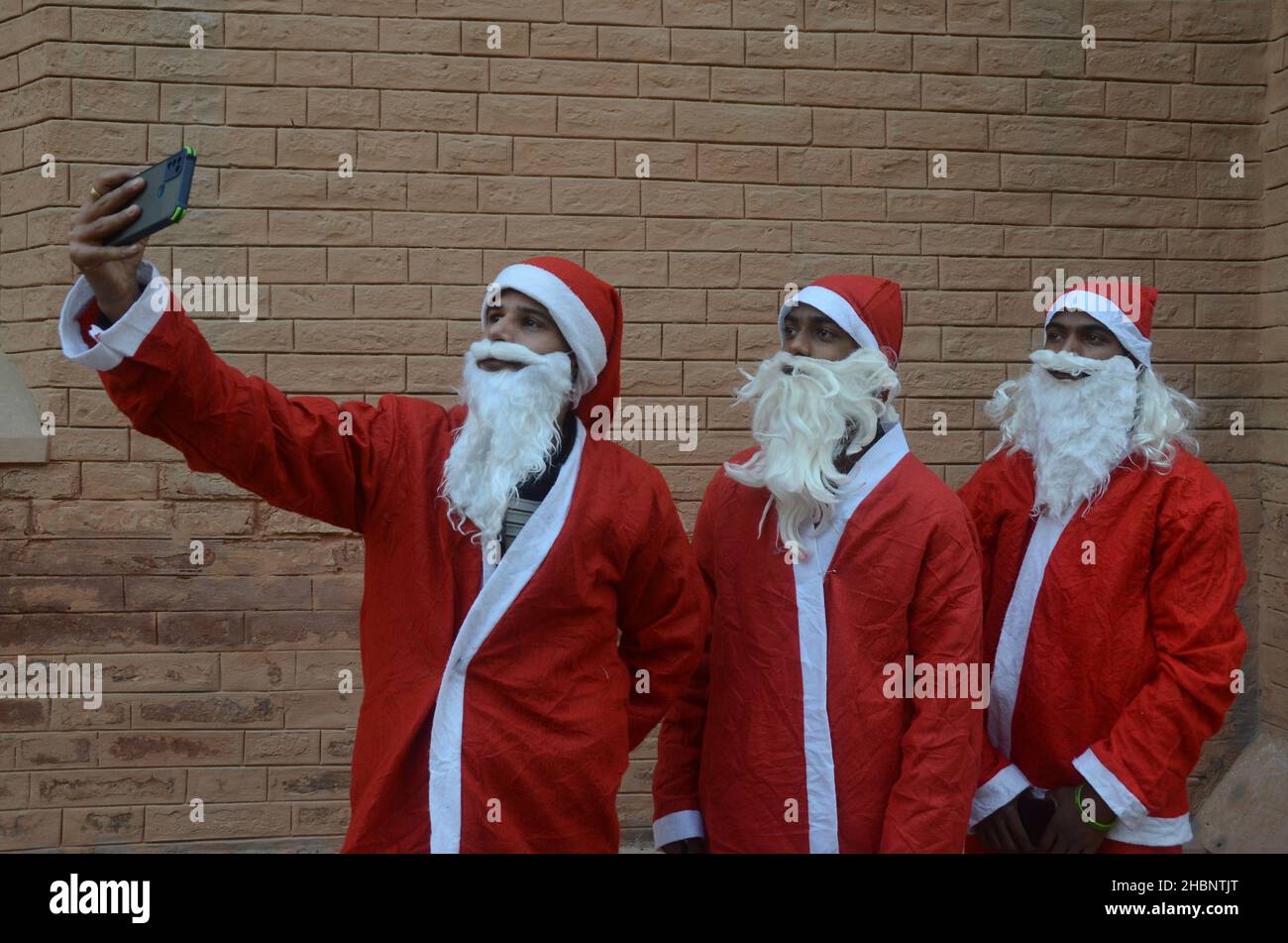 Peshawar, Pakistan. 20th Dic 2021. (12/20/2021) i membri della minoranza cristiana pakistana vestita come clausole di Santa prendono parte ad un raduno pre-Natale su una strada a Peshawar. Il Pakistan è un paese musulmano a maggioranza sunnita con quattro milioni di cristiani su una popolazione totale di circa 200 milioni di abitanti. (Foto di Hussain Ali/Pacific Press/Sipa USA) Credit: Sipa USA/Alamy Live News Foto Stock