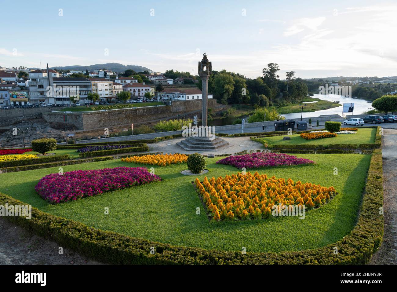 Il sole tramonta sul Jardim da Igreja Matriz lungo il Camino Portoghese a Barcelos, Portogallo. Questo percorso del pellegrinaggio del Camino de Santiago corre Foto Stock