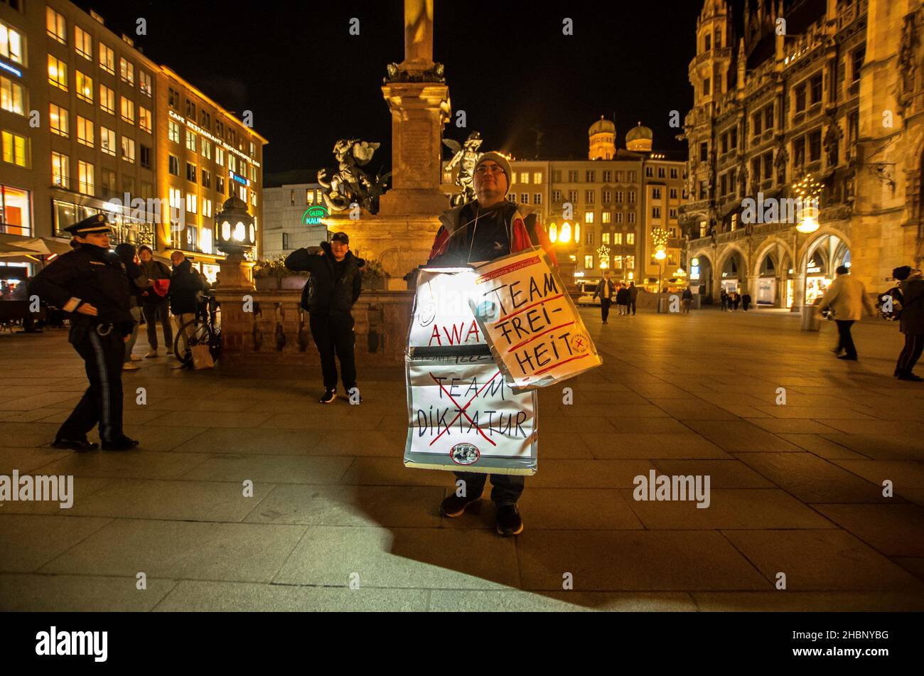 Monaco, Baviera, Germania. 20th Dic 2021. Corona deniers, anti-vaxxers, Junge alternative/Identitaere Bewegung membri, e almeno due neonazis (uno ha dichiarato di essere da Dresda) ha continuato a mostrare che le regole e le leggi anti-pandemiche non si applicano a loro. Vicino al 200 si radunò a Marienplatz, poi passò le due ore successive marciando senza registrazione e semplicemente cambiando direzione quando la polizia tentò di fermarli. L'obiettivo dichiarato è quello di rendere questi eventi ''parti di infezione'' in modo che possano ottenere certificati recuperati. (Credit Image: © Sachelle Babbar/ZUMA Press Wire) Foto Stock