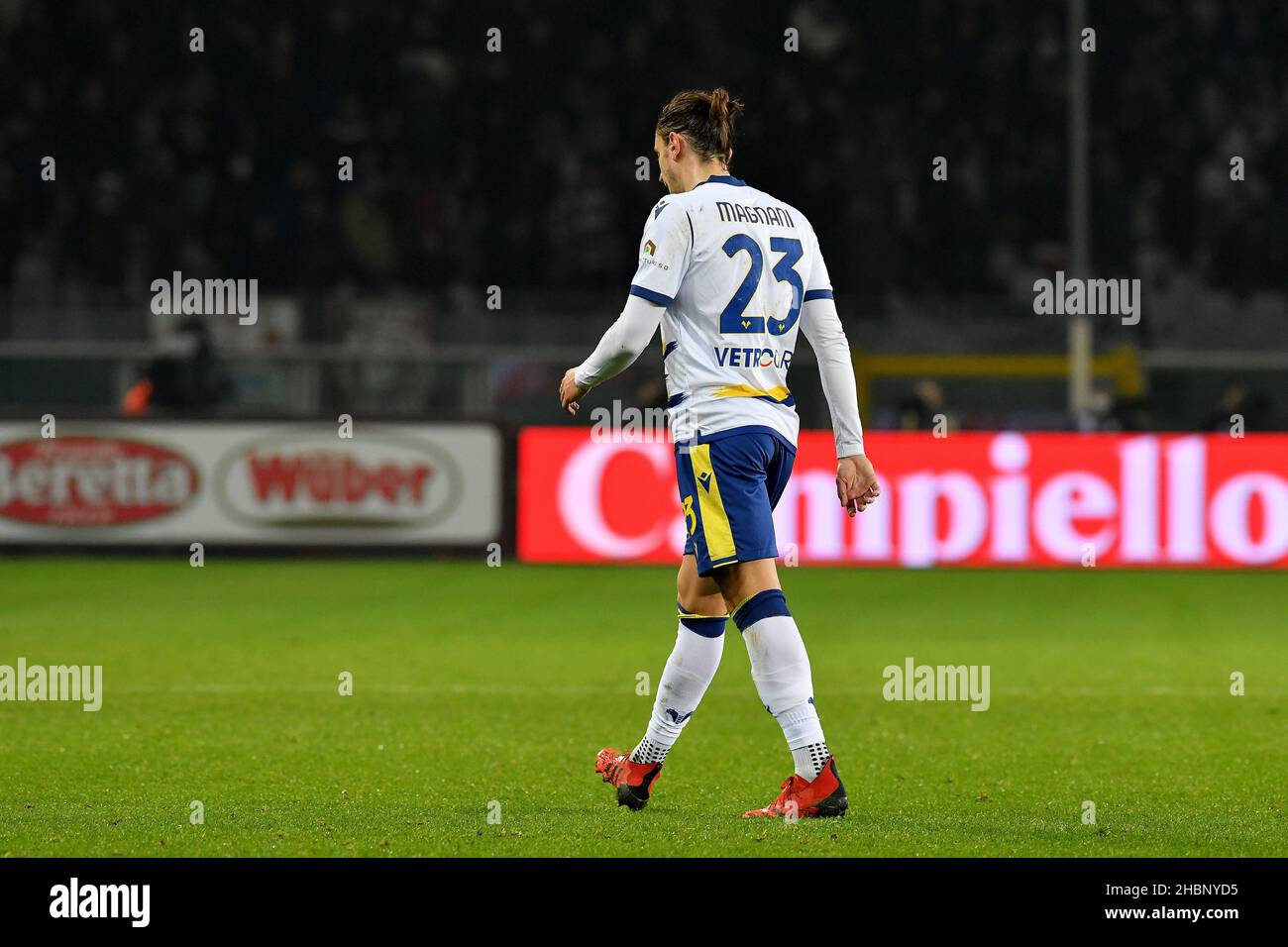 Torino, Italia. 19th Dic 2021. Giangiacomo Magnani dell'Hellas Verona FC ha sent off durante la Serie A 2021/22 match tra Torino FC e Hellas Verona FC allo Stadio Olimpico Grande Torino il 19 dicembre 2021 a Torino, Italia Photo Reporter Credit: Independent Photo Agency/Alamy Live News Foto Stock