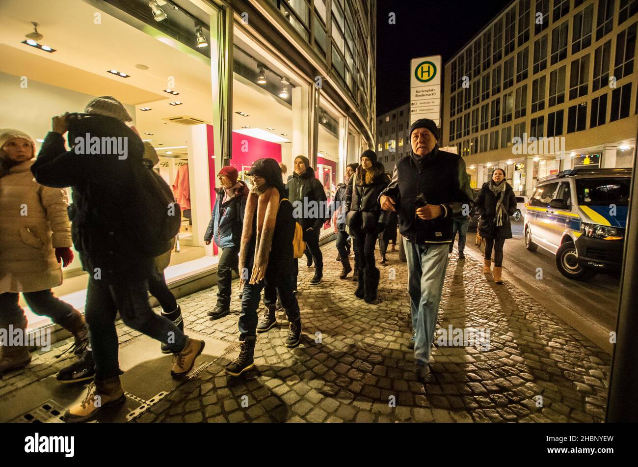 Monaco, Baviera, Germania. 20th Dic 2021. Corona deniers, anti-vaxxers, Junge alternative/Identitaere Bewegung membri, e almeno due neonazis (uno ha dichiarato di essere da Dresda) ha continuato a mostrare che le regole e le leggi anti-pandemiche non si applicano a loro. Vicino al 200 si radunò a Marienplatz, poi passò le due ore successive marciando senza registrazione e semplicemente cambiando direzione quando la polizia tentò di fermarli. L'obiettivo dichiarato è quello di rendere questi eventi ''parti di infezione'' in modo che possano ottenere certificati recuperati. (Credit Image: © Sachelle Babbar/ZUMA Press Wire) Foto Stock