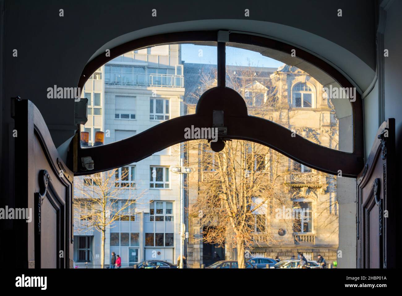 Vista del palazzo di appartamenti francese visto attraverso il cancello aperto Foto Stock