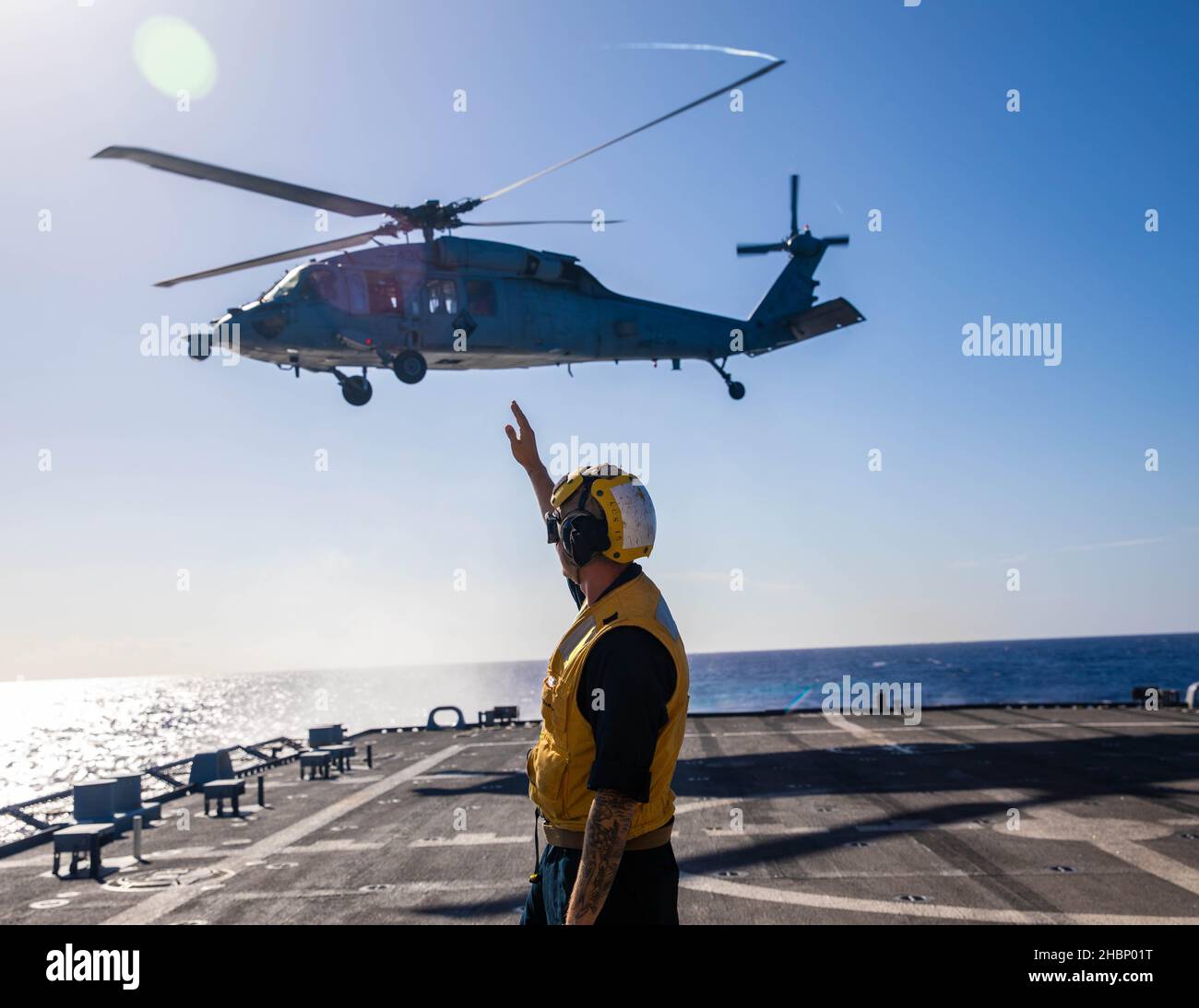 211219-N-GF955-1038 MAR DEI CARAIBI - (DIC. 19, 2021) -- il capo Mineman Jesse Silcox, assegnato alla nave da combattimento litoraneo Freedom-Variant USS Billings (LCS 15), lancia un elicottero MH-60s Sea Hawk attaccato al “Shadow Det” di Helicopter Sea Combat Squadron (HSC) 28, distaccamento 7, 19 dicembre 2021. Billings è dispiegato nell'area delle operazioni della flotta USA 4th per sostenere la missione della Joint Interagency Task Force South, che include missioni di lotta contro il traffico illecito di droga nei Caraibi e nell'Est del Pacifico. (STATI UNITI Foto Navy di Mass Communication Specialist 3rd Classe Aaron Lau/rilasciato) Foto Stock