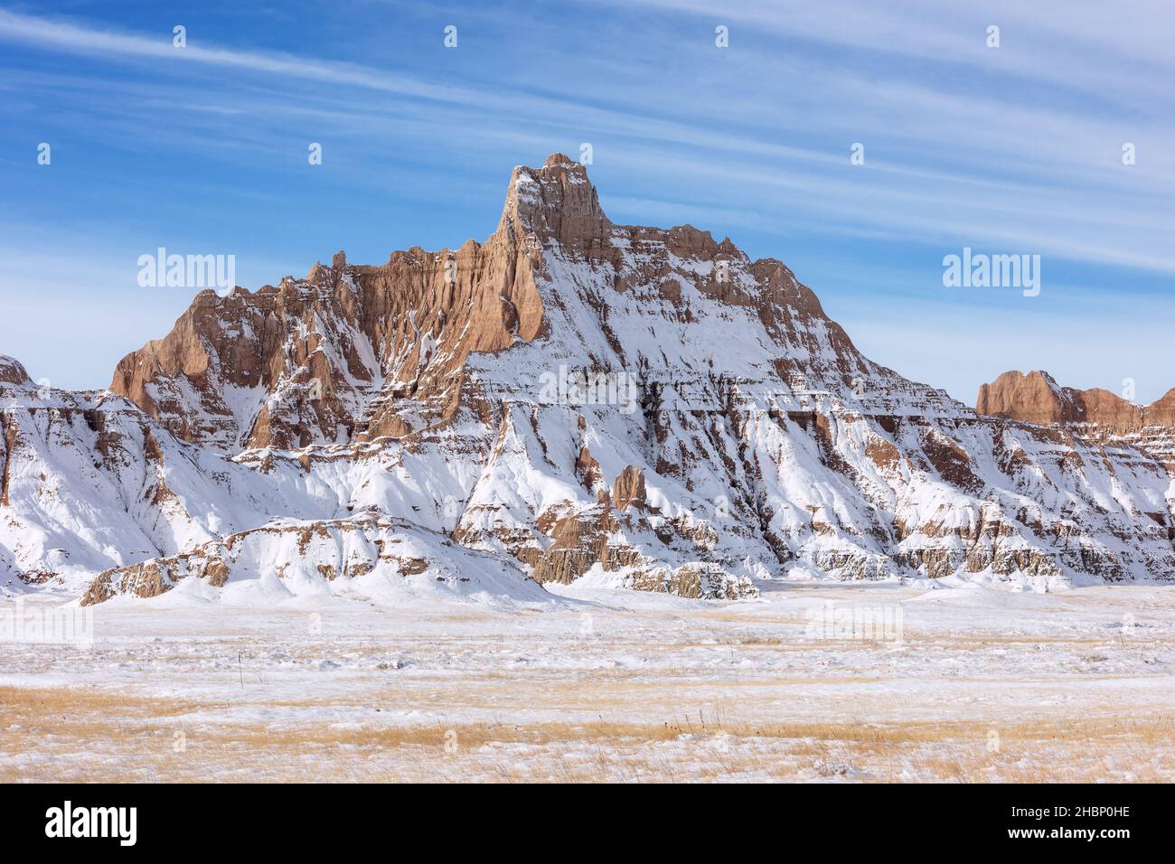 Paesaggio invernale panoramico con neve fresca nel Badlands National Park, South Dakota, USA. Foto Stock