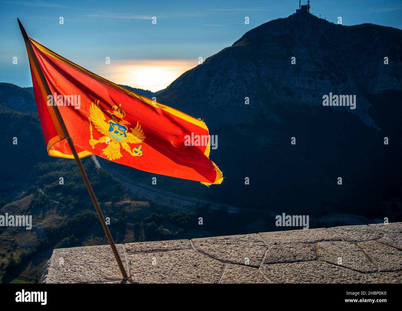 Sbattendo nel vento al parco nazionale di Lovcen, in piedi con orgoglio nei colori rosso e oro vicino al Mausoleo di Njegos, un'importante destinazione turistica e la res Foto Stock