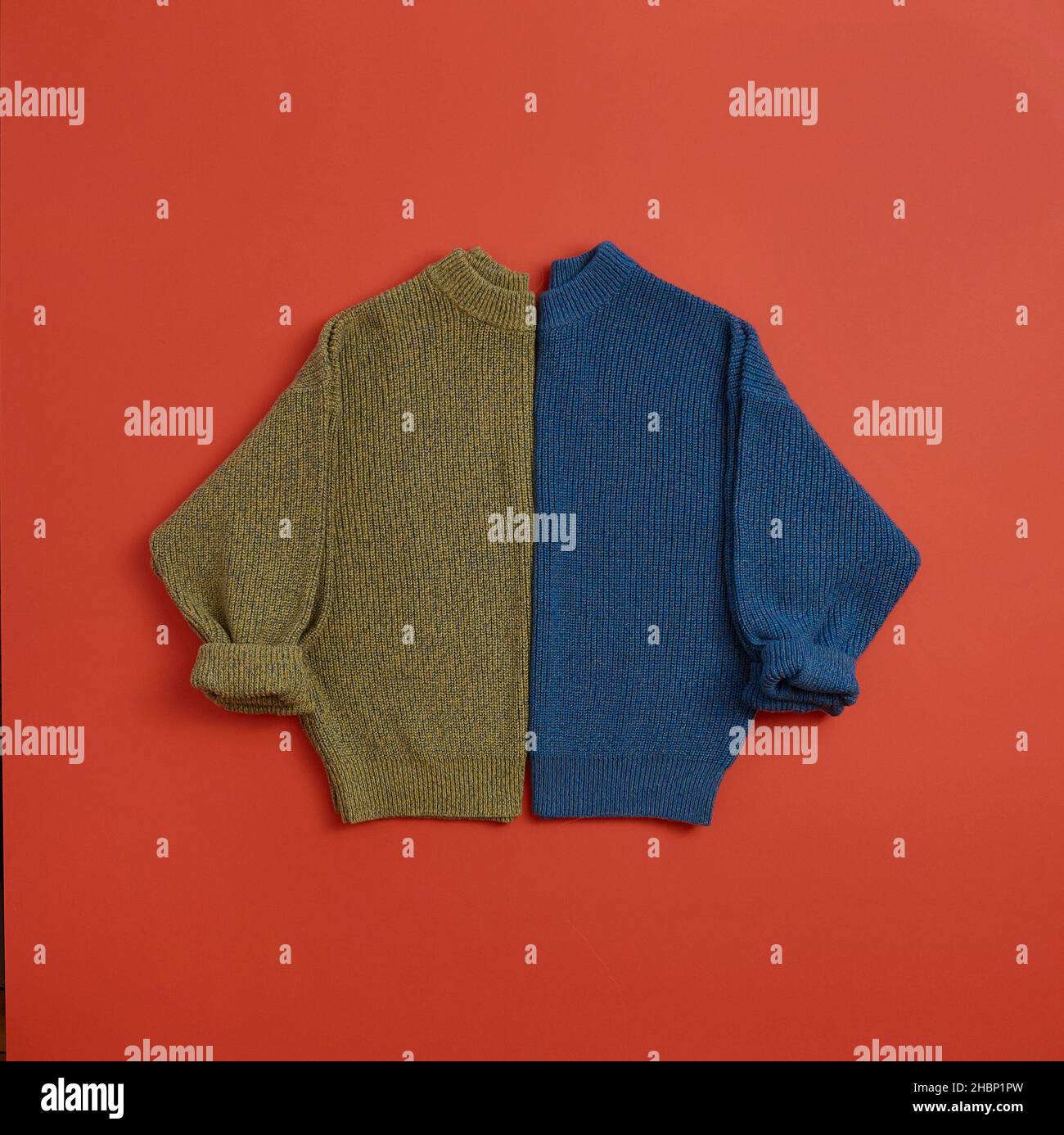 I maglioni gialli e blu si specchiano su sfondo rosso Foto Stock