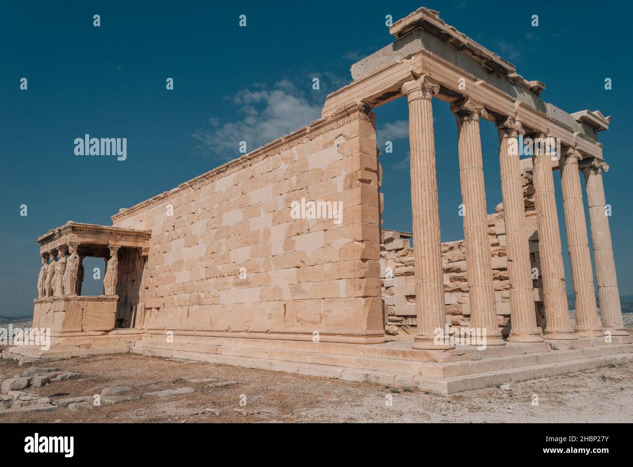 Ampio angolo di visione del Tempio di Erechtheion, Atene, Grecia Foto Stock