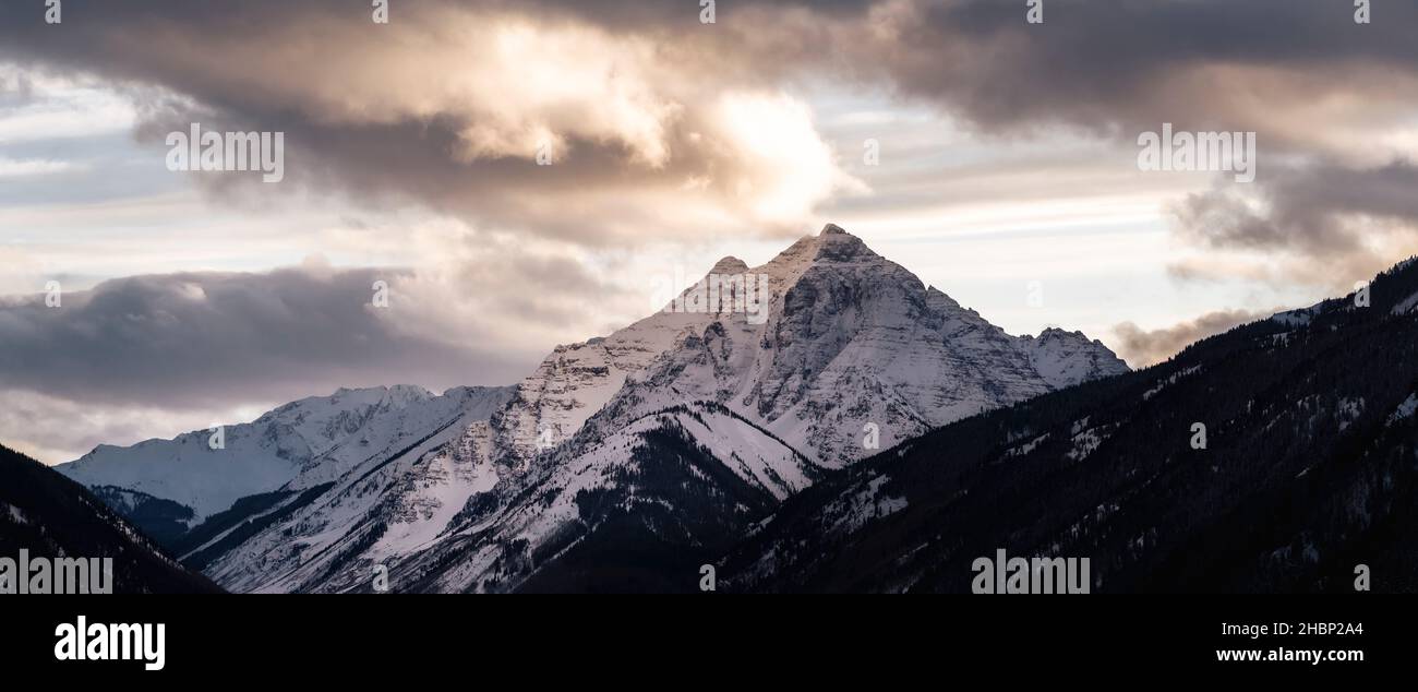 Vista panoramica della cima della piramide di montagna contro il cielo nuvoloso durante il tramonto Foto Stock