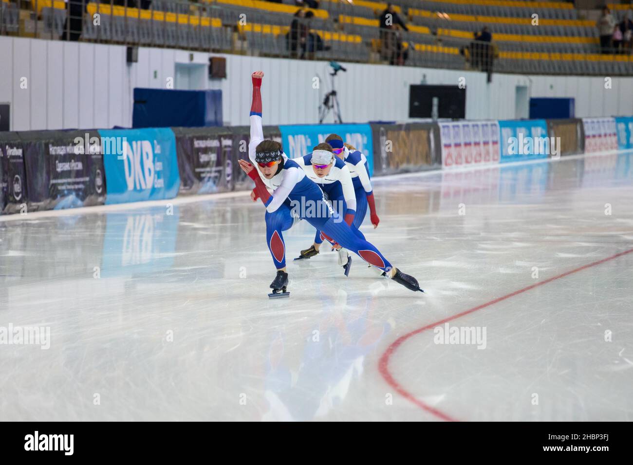 Campionato europeo di pattinaggio a velocità ISU. Atleta sul ghiaccio. Pattinaggio classico o pista corta. Corsa singola o scatto di squadra. KOLOMNA, REGIONE DI MOSCA Foto Stock