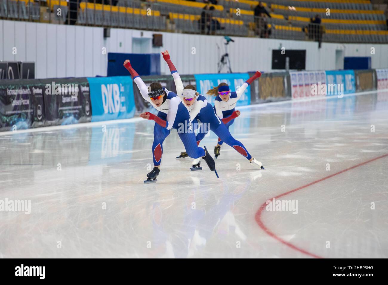 Campionato europeo di pattinaggio a velocità ISU. Atleta sul ghiaccio. Pattinaggio classico o pista corta. Corsa singola o scatto di squadra. KOLOMNA, REGIONE DI MOSCA Foto Stock