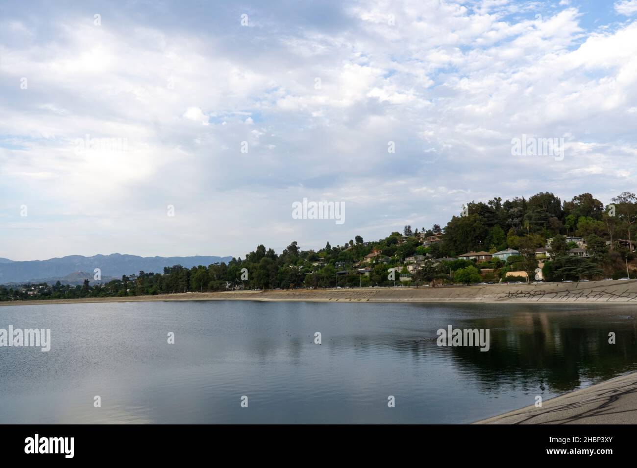 Bacino argentato del lago nel quartiere residenziale di Los angeles con le colline sullo sfondo Foto Stock