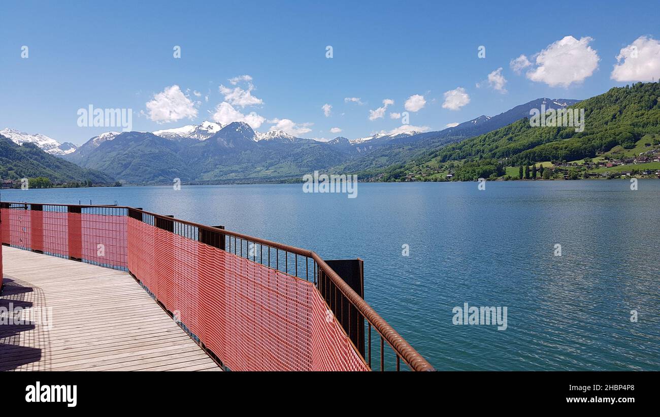 Una bella vista del lago Sarnen con scogliere verdi contro un cielo nuvoloso Foto Stock