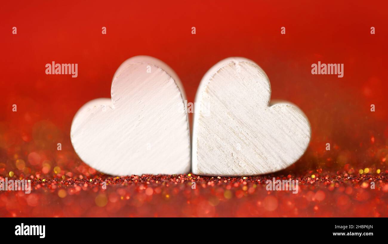 San Valentino. Due cuori bianchi su sfondo rosso brillante. Sfondo del giorno di San Valentino in toni rossi. Foto Stock