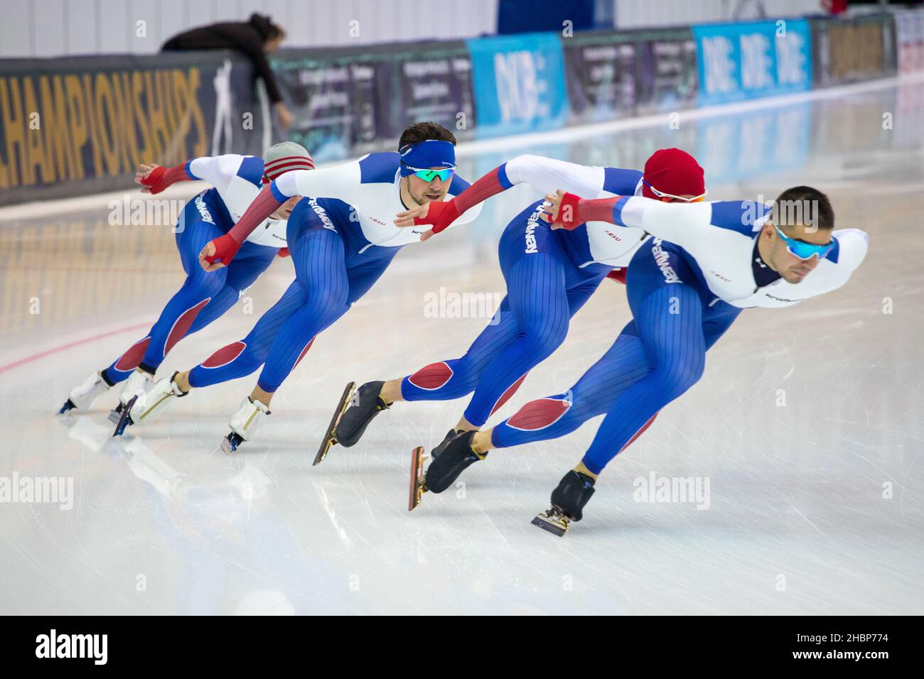 Campionato europeo di pattinaggio a velocità ISU. Atleta sul ghiaccio. Pattinaggio classico o pista corta. Corsa singola o scatto di squadra. KOLOMNA, REGIONE DI MOSCA Foto Stock