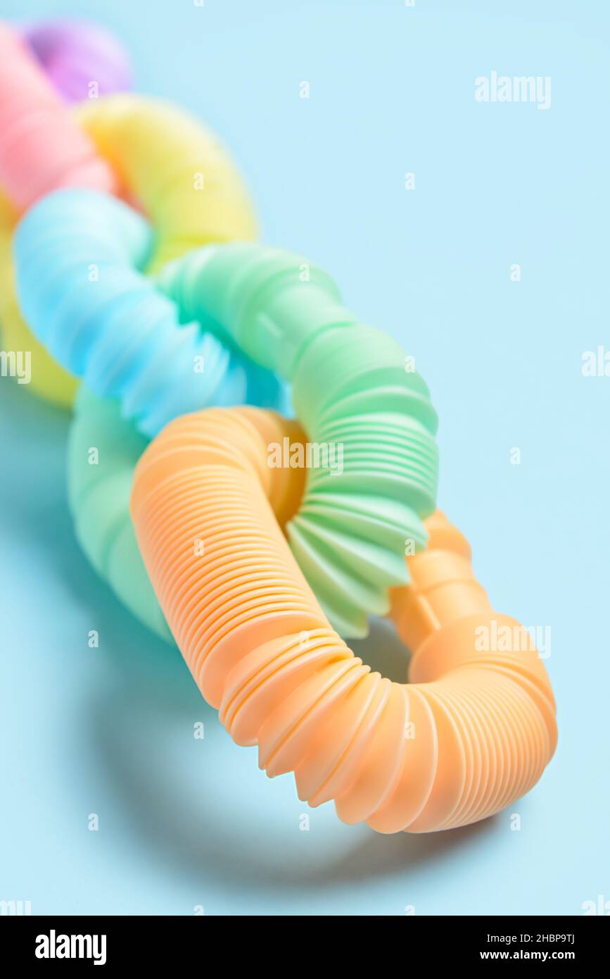 Diversi tubi pop colorati su sfondo blu, primo piano Foto Stock