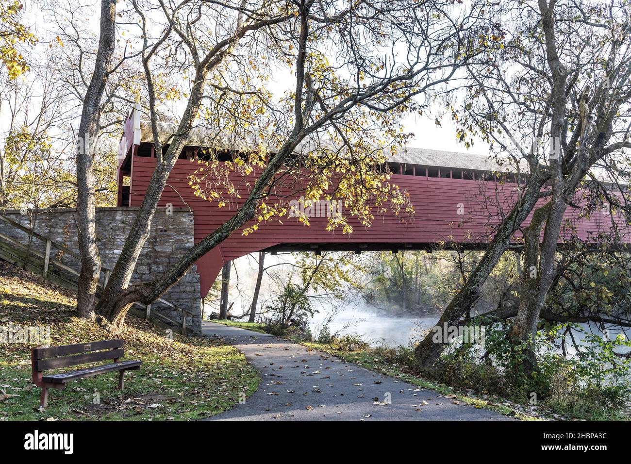 Pittoresco ponte coperto rosso di Wertz lungo il torrente Tulpehocken nella contea di Berks, Pennsylvania Foto Stock
